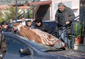 Çatıdan otomobilin üzerine düşüp öldü